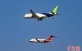 中国国产客机C919和ARJ21首次双机编队飞行表演