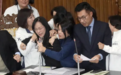 台立法机构又爆冲突！台媒：因不满蓝营提“停止讨论”，绿营民代冲上台抢麦克风