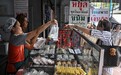 曼谷政府颁新规整顿路边摊位，限制摊主收入和国籍条款引关注
