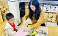 拿着“打工证”体验工作的乐趣，幼儿园萌娃进行劳动体验