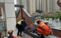绵阳一男子安装空调从6楼坠落至2楼平台，经抢救脱离生命危险