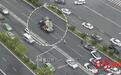 三车事故造成交通中断，成都交警一声喊，众人合力“掀”正仰翻汽车