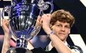 网球——辛纳获颁ATP年终第一奖杯