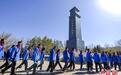 乌鲁木齐：清明将至 民众前往烈士陵园祭扫先烈