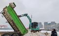 两家渣土车公司出动4台渣土车转运积雪