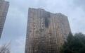 南京一小区火灾，超10层楼外立面焦黑，有车辆被烧得只剩车架