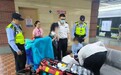 老人突然腹泻忍着不适想清理地面脏污，上海地铁工作人员这样做……