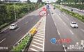惊险！一男子高速公路行车道上停车问路两分钟