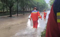 台风来袭人困车内 温州多地消防“涉水救人”