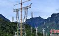 四川二郎山：高194.8米的输电铁塔组立完成