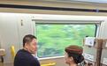 轮椅旅客独自乘车，列车长一路悉心护航