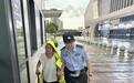 九旬老人在暴雨中迷失方向，民警脱下自己的雨衣给老人挡雨