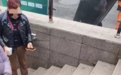 女子疑似下楼梯玩手机摔伤，头部有血液流出，社区回应