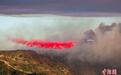 美国加州山火持续肆虐 当地动用多架飞机灭火