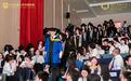 学生与家长共穿礼服“同时毕业”，400余份名校录取Offer点燃康礼毕业季