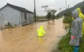 高烧幼儿因暴雨内涝被困 民警蹚水300余米平安送医