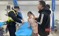 雨夜，外卖电动自行车撞倒孕妇，110民警及时将其送医