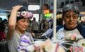 美国华裔青少年探访昆明斗南 遇见花花世界