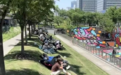 上海一阶梯草坪成“打工人午休圣地”，管理方：其实是球场看台