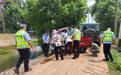 老人骑电动三轮车侧翻进路边沟，热心警民合力救助
