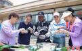 山东青岛：外籍友人沉浸式体验端午民俗