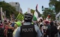 美国民主党大会外示威人群与警方冲突 67人被捕