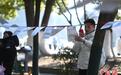 春节将至 合肥城市公园“相亲角”人气满满