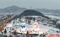 滑雪圈赏雾凇 黑龙江伊春冬季旅游“花式玩法”引游客