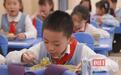 武汉一小学推行“定食+加餐”式午餐，浪费明显减少