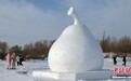 哈尔滨又来宠粉了！松花江畔摆出巨型“冻梨”雪雕