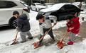 青山青宜居社区居民冬日齐扫雪，热情暖人心