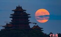 多地升起圆月点缀中秋夜色