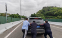 民警送物证途中遇五车追尾 现场“上岗”推车疏堵保畅