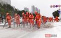 国家消防救援局湖北机动队伍紧急清理道路冰雪