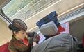 列车乘客遗失贵重背包，乘务员帮其寻回“半副身家”