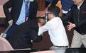 徐巧芯爆民进党民代郭国文抢文件前，曾用手肘推72岁的周万来