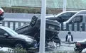 上海中环一轿车翻越中央隔离栏，与对向车道车辆相撞