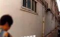 大妈狂买1斤黄金不挑款店员报警，民警紧急拦截已上路快递，保住30多万