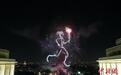 奥运火种抵达法国巴黎 烟花秀、无人机表演展现奥运元素