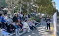 武大学生在凌波门汇报作业，引来游客围观旁听，老师：锻炼学生的应变能力