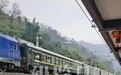 云南一地有人站在铁路上打电话逼停火车，站方：晚点6分钟