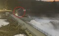 美国一座百年大坝在洪水冲刷下部分坍塌 附近房屋落入河中