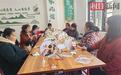 妙手生花！武汉新洲社区开展“三八”团扇DIY活动