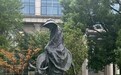 复旦大学雕塑驴背诗思被台风吹倒，交大宿舍屋顶被掀飞