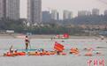 千名冬泳爱好者在湖北宜昌“抢渡”长江