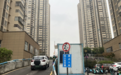 两男童裸身遭父亲抽打：母亲称不希望被打扰，邻居称车已洗净