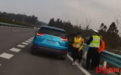 夫妻自驾游“去哪儿”起争执，妻子欲在高速路上跳车，丈夫吓惨，交警劝和