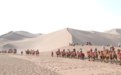 游客敦煌鸣沙山骑骆驼拍照被索要20元小费，景区：遇此情况可打电话投诉