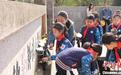浙江宁波小学生祭扫范钦墓 致敬天一阁创始人