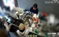 店员泼顾客一脸咖啡粉，大喊“你投诉呀”！知名品牌回应，有员工称8小时内要做500杯咖啡